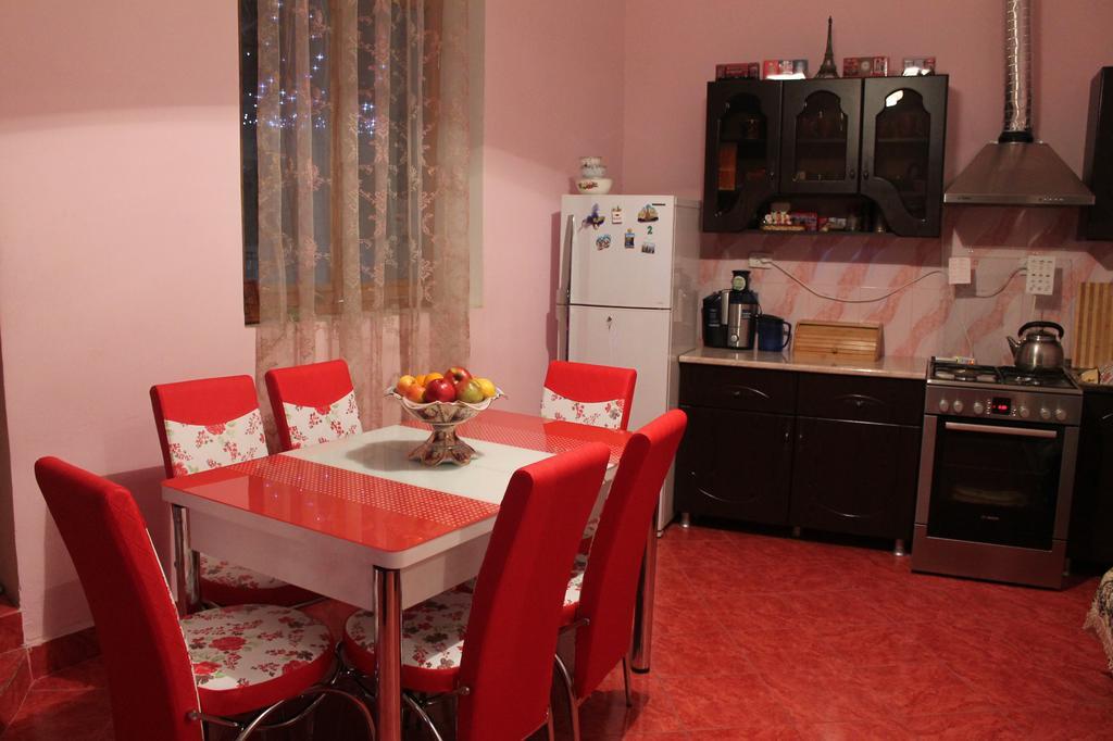 Guesthouse Medea On Pushkini 4 Kutaisi Esterno foto