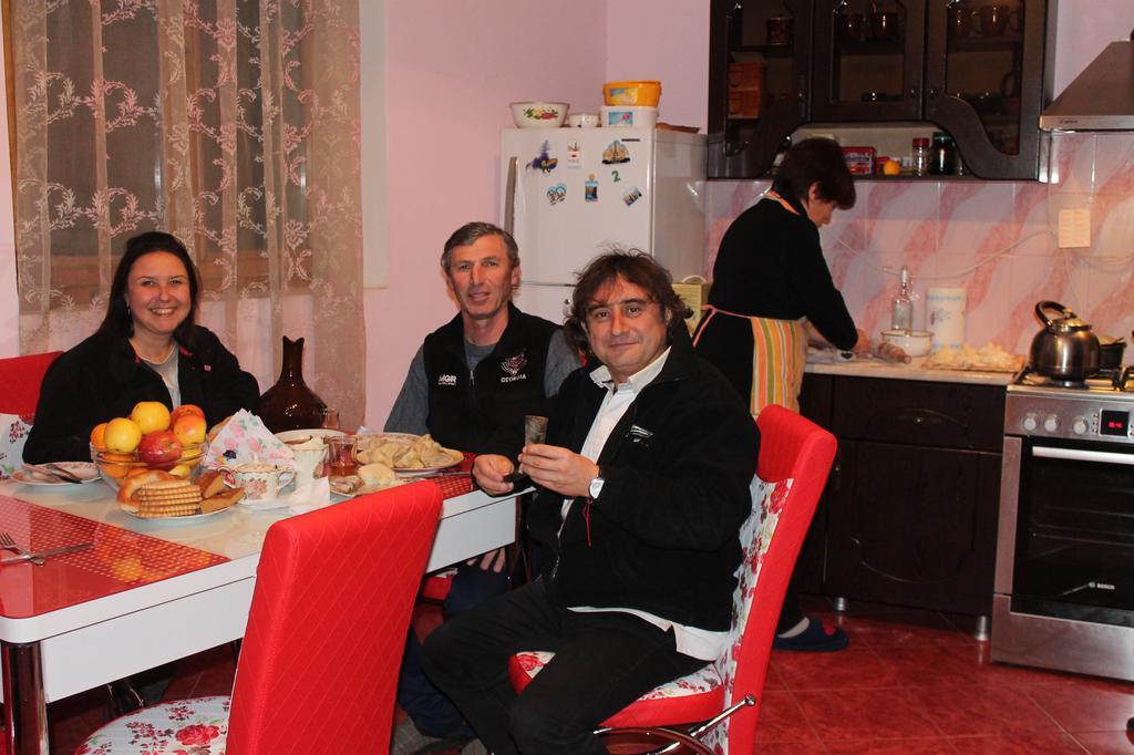Guesthouse Medea On Pushkini 4 Kutaisi Esterno foto